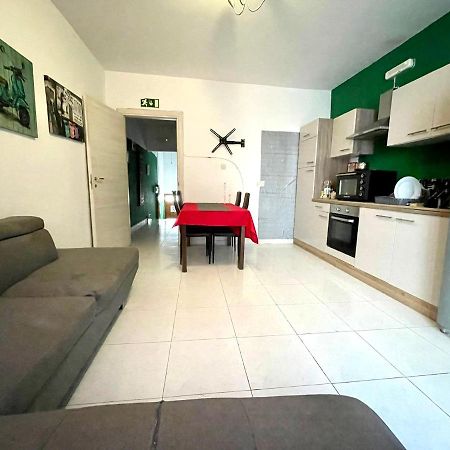 Room 6- Private Room With Private Terrace, Private Bathroom, Ac And Wifi Sliema Exterior foto