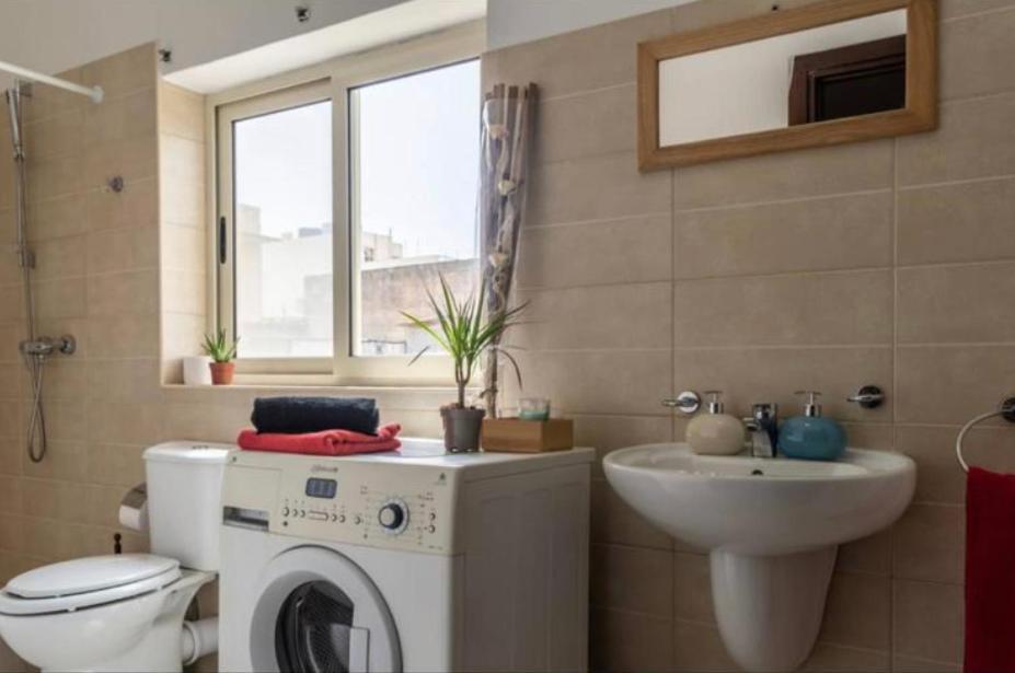 Room 6- Private Room With Private Terrace, Private Bathroom, Ac And Wifi Sliema Exterior foto